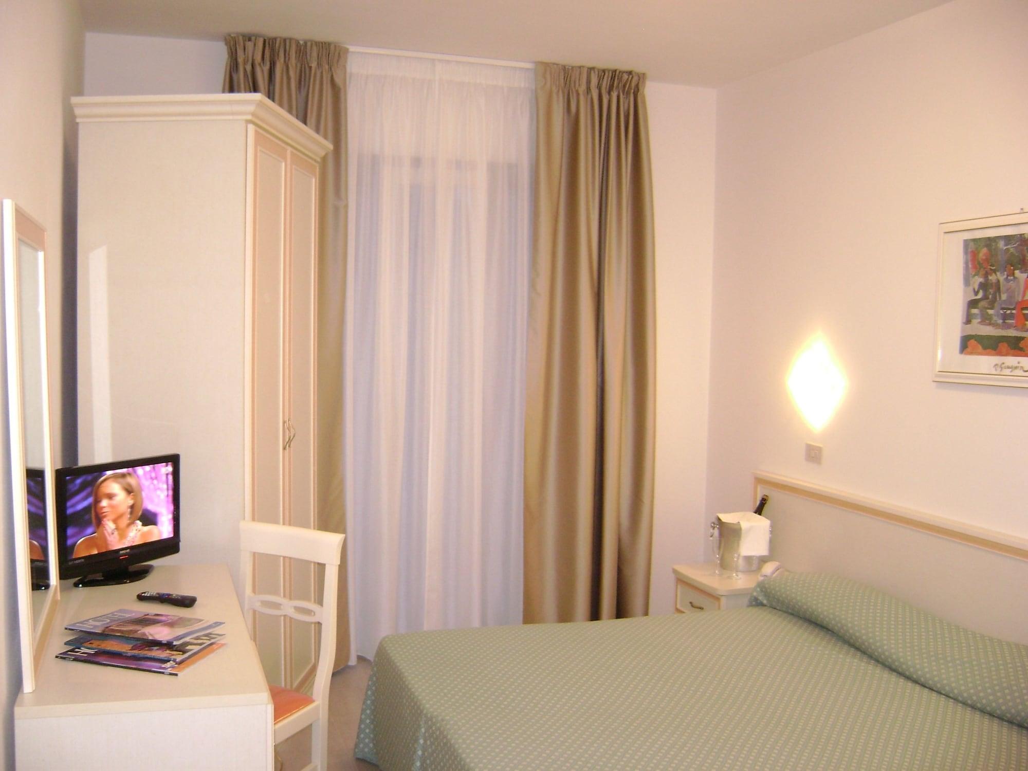 Hotel Mediterraneo Марина-ді-П'єтразанта Екстер'єр фото