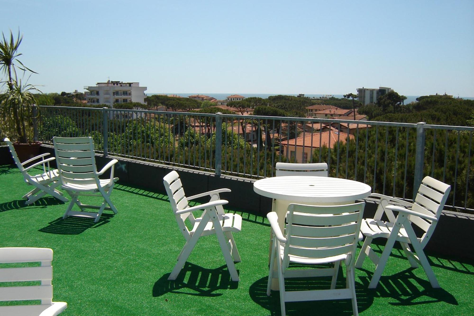 Hotel Mediterraneo Марина-ді-П'єтразанта Екстер'єр фото