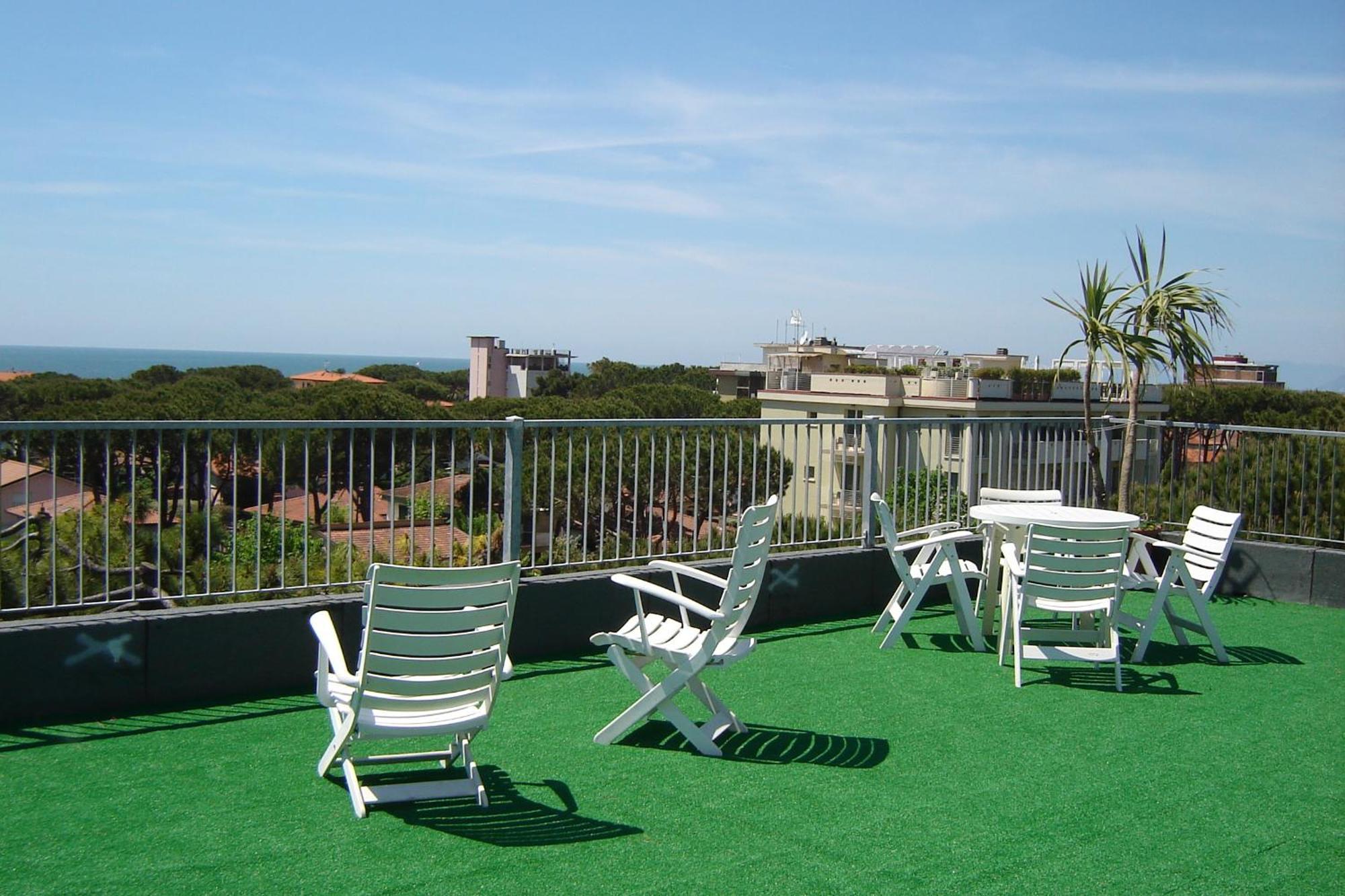 Hotel Mediterraneo Марина-ді-П'єтразанта Екстер'єр фото