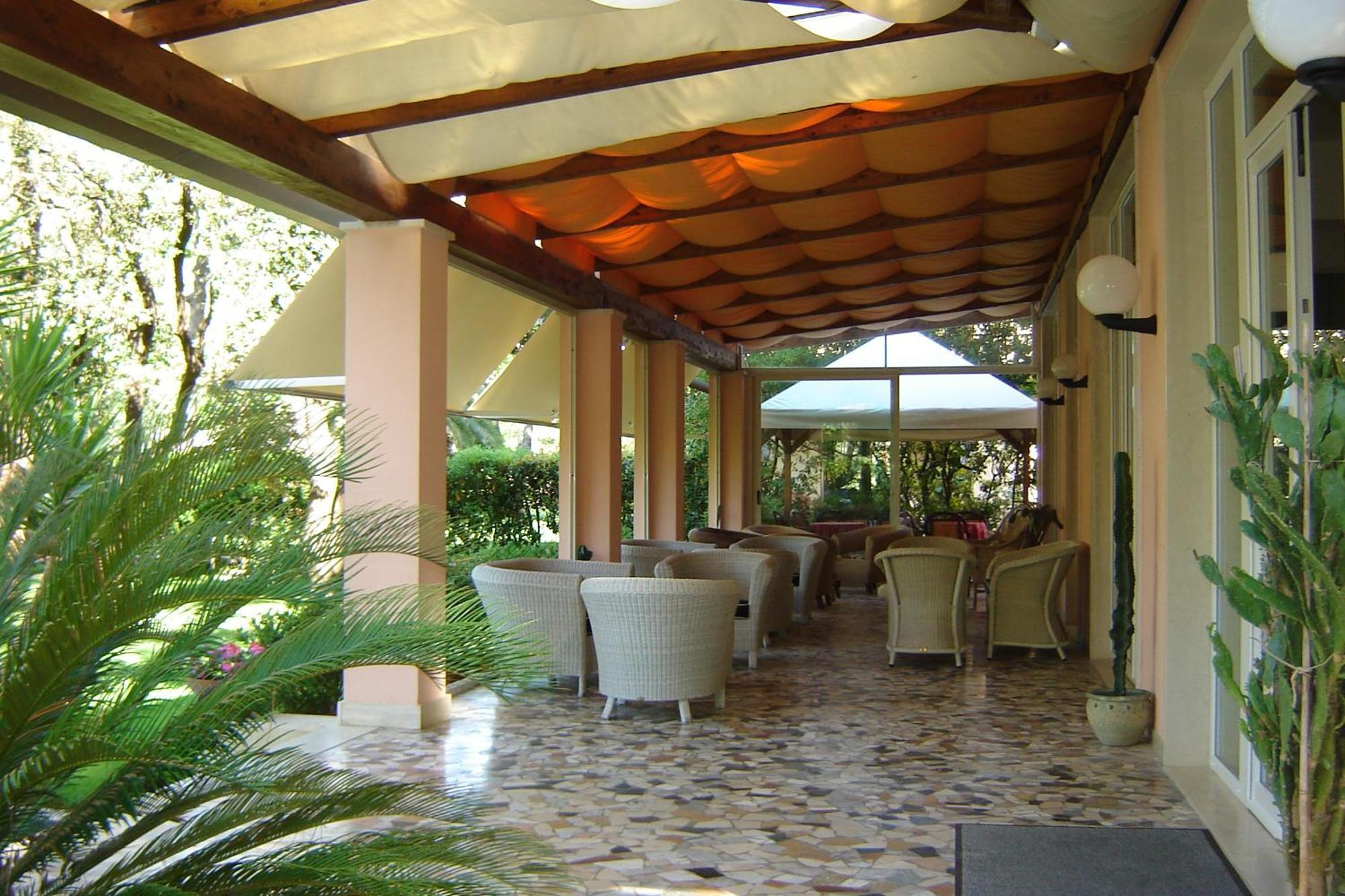 Hotel Mediterraneo Марина-ді-П'єтразанта Екстер'єр фото