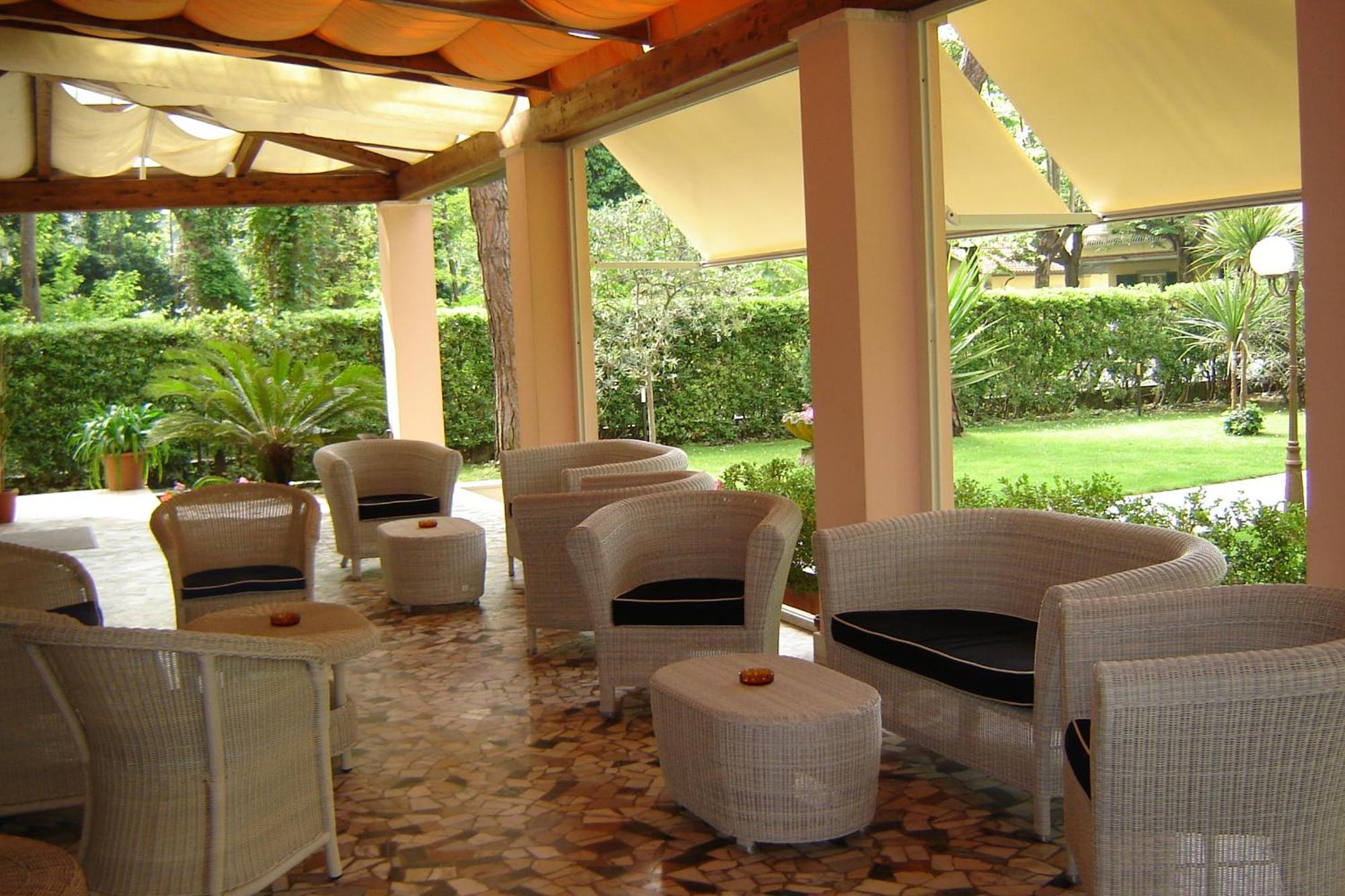 Hotel Mediterraneo Марина-ді-П'єтразанта Екстер'єр фото