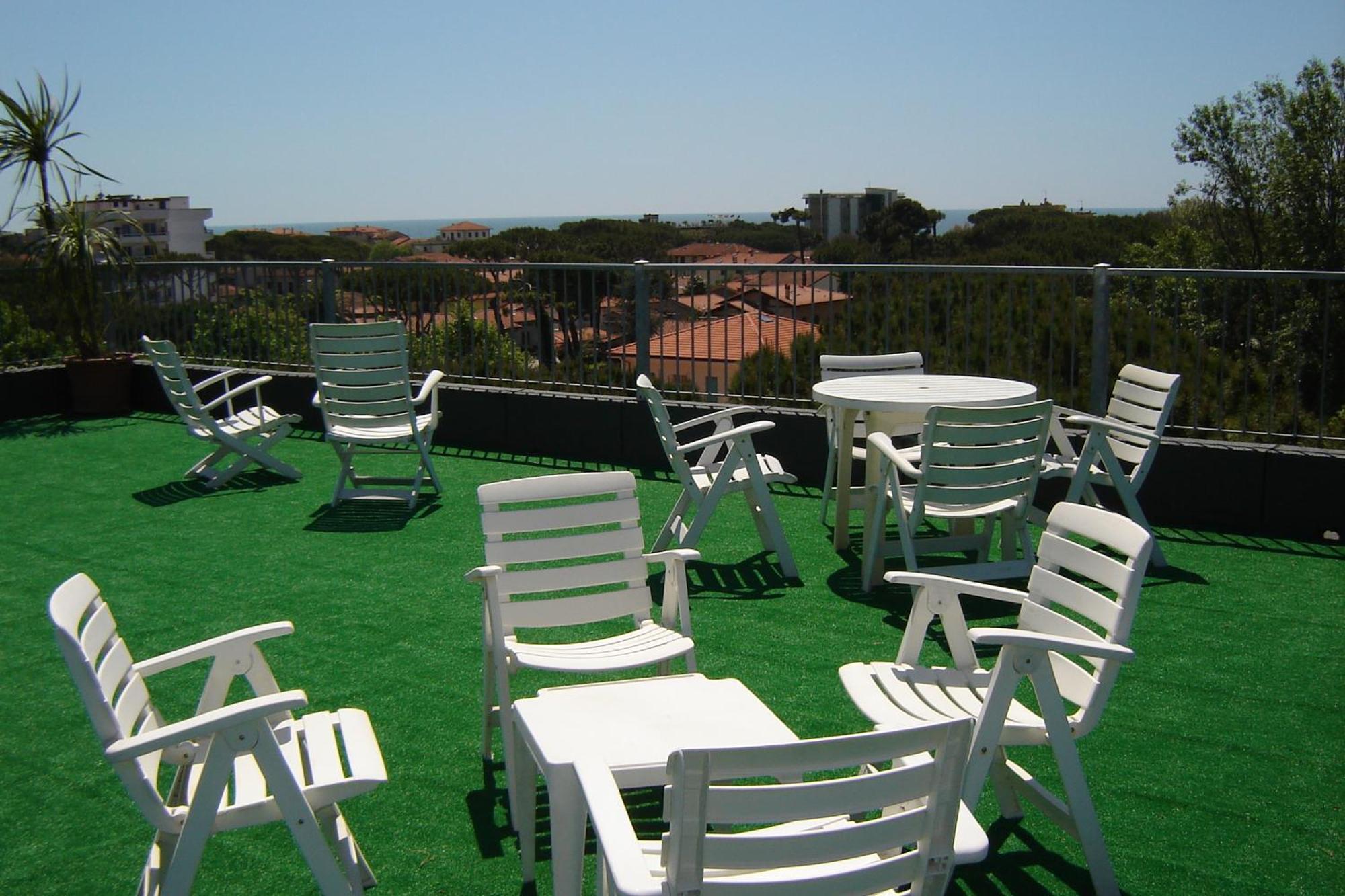 Hotel Mediterraneo Марина-ді-П'єтразанта Екстер'єр фото