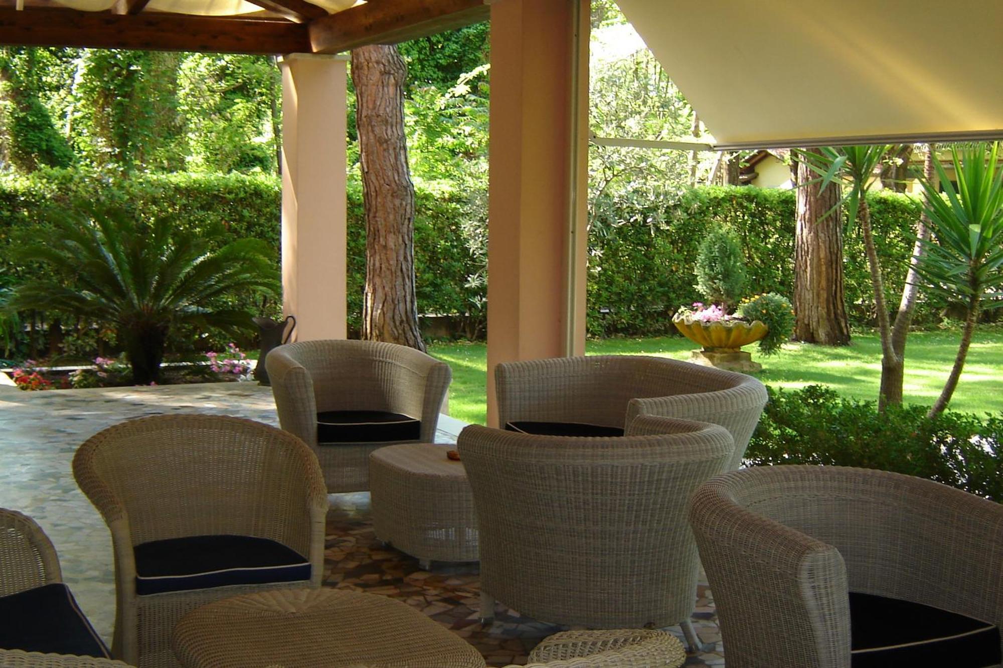 Hotel Mediterraneo Марина-ді-П'єтразанта Екстер'єр фото