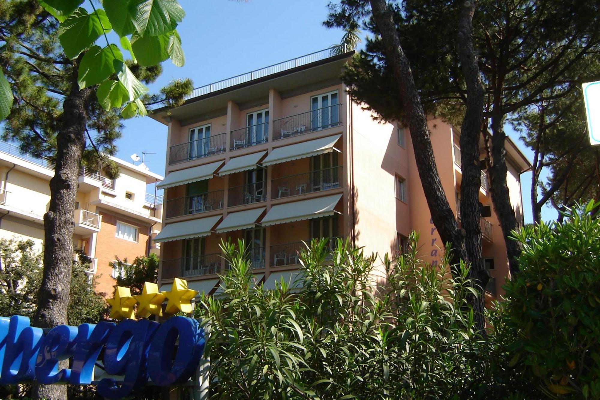 Hotel Mediterraneo Марина-ді-П'єтразанта Екстер'єр фото