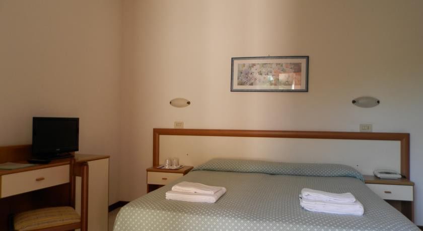 Hotel Mediterraneo Марина-ді-П'єтразанта Екстер'єр фото